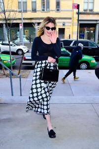 emma-roberts-arrives-at-kate-spade-fashion-show-in-new-york-02-10-2023-2.jpg