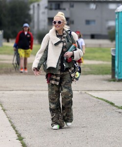 gwen-stefani-at-her-son-football-game-in-los-angeles-02-18-2023-1.jpg