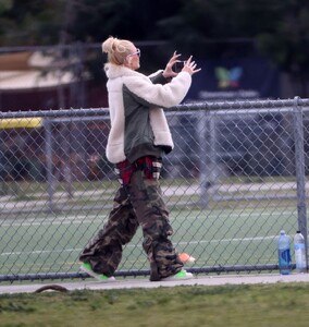 gwen-stefani-at-her-son-football-game-in-los-angeles-02-18-2023-3.jpg