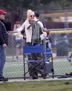 gwen-stefani-at-her-son-football-game-in-los-angeles-02-18-2023-4.jpg