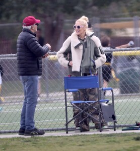 gwen-stefani-at-her-son-football-game-in-los-angeles-02-18-2023-5.jpg