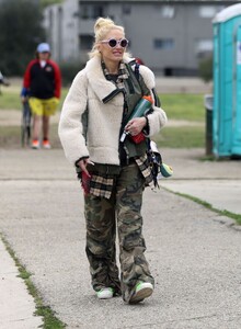 gwen-stefani-at-her-son-football-game-in-los-angeles-02-18-2023-6.jpg