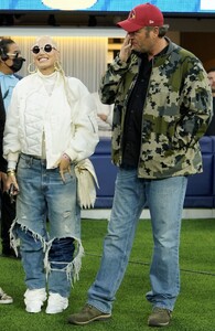 gwen-stefani-at-los-angeles-rams-vs-arizona-cardinals-game-at-sofi-stadium-11-13-2022-1.jpg