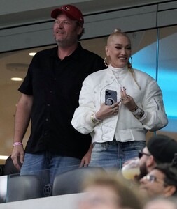 gwen-stefani-at-los-angeles-rams-vs-arizona-cardinals-game-at-sofi-stadium-11-13-2022-2.jpg