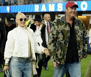 gwen-stefani-at-los-angeles-rams-vs-arizona-cardinals-game-at-sofi-stadium-11-13-2022-6.jpg