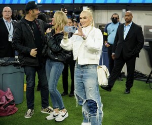 gwen-stefani-at-los-angeles-rams-vs-arizona-cardinals-game-at-sofi-stadium-11-13-2022-7.jpg