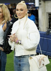 gwen-stefani-at-los-angeles-rams-vs-arizona-cardinals-game-at-sofi-stadium-11-13-2022-8.jpg