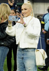 gwen-stefani-at-los-angeles-rams-vs-arizona-cardinals-game-at-sofi-stadium-11-13-2022-9.jpg