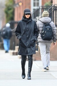 irina-shayk-in-a-versace-coat-out-in-new-york-02-05-2023-0.jpg