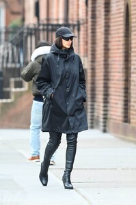 irina-shayk-in-a-versace-coat-out-in-new-york-02-05-2023-2.jpg