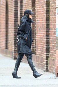 irina-shayk-in-a-versace-coat-out-in-new-york-02-05-2023-3.jpg