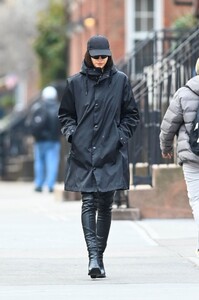 irina-shayk-in-a-versace-coat-out-in-new-york-02-05-2023-4.jpg