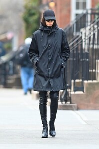 irina-shayk-in-a-versace-coat-out-in-new-york-02-05-2023-5.jpg