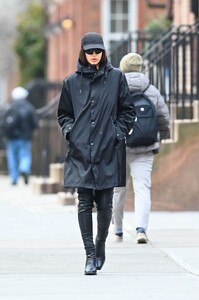 irina-shayk-in-a-versace-coat-out-in-new-york-02-05-2023-6.jpg