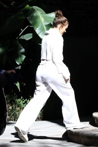 jennifer-lopez-and-ben-affleck-continue-to-look-for-their-new-home-in-los-angeles-02-08-2023-3.jpg