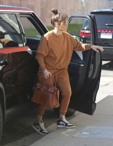 jennifer-lopez-arrive-for-daily-workout-in-los-angeles-02-20-2023-0.jpg