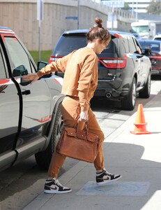 jennifer-lopez-arrive-for-daily-workout-in-los-angeles-02-20-2023-1.jpg