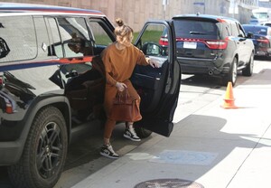 jennifer-lopez-arrive-for-daily-workout-in-los-angeles-02-20-2023-4.jpg