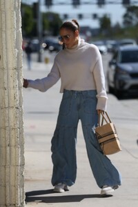 jennifer-lopez-arrives-at-dance-rehearsal-in-west-hollywood-02-15-2023-0.jpg