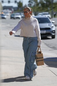 jennifer-lopez-arrives-at-dance-rehearsal-in-west-hollywood-02-15-2023-3.jpg