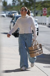 jennifer-lopez-arrives-at-dance-rehearsal-in-west-hollywood-02-15-2023-4.jpg