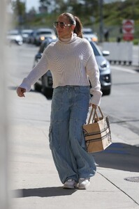 jennifer-lopez-arrives-at-dance-rehearsal-in-west-hollywood-02-15-2023-6.jpg