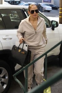 jennifer-lopez-arrives-at-dance-studio-in-los-angeles-02-10-2023-3.jpg