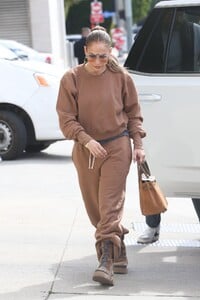 jennifer-lopez-arrives-at-dance-studio-in-los-angeles-02-16-2023-0.jpg