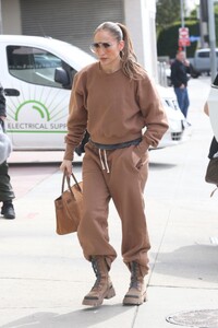 jennifer-lopez-arrives-at-dance-studio-in-los-angeles-02-16-2023-1.jpg