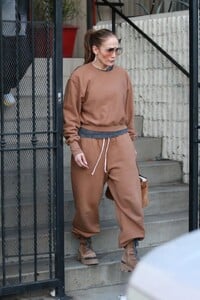 jennifer-lopez-arrives-at-dance-studio-in-los-angeles-02-16-2023-3.jpg