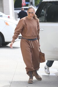 jennifer-lopez-arrives-at-dance-studio-in-los-angeles-02-16-2023-4.jpg