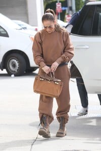 jennifer-lopez-arrives-at-dance-studio-in-los-angeles-02-16-2023-5.jpg