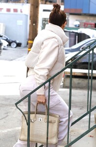 jennifer-lopez-arrives-at-dance-studio-in-los-angeles-02-17-2023-1.jpg