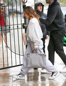 jennifer-lopez-arrives-at-dance-studio-in-los-angeles-02-24-2023-0.jpg