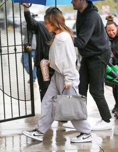 jennifer-lopez-arrives-at-dance-studio-in-los-angeles-02-24-2023-4.jpg