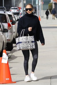 jennifer-lopez-heading-to-a-dance-studio-in-los-angeles-02-02-2023-0.jpg