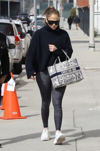 jennifer-lopez-heading-to-a-dance-studio-in-los-angeles-02-02-2023-2.jpg