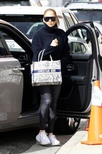 jennifer-lopez-heading-to-a-dance-studio-in-los-angeles-02-02-2023-3.jpg