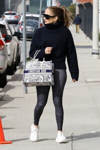 jennifer-lopez-heading-to-a-dance-studio-in-los-angeles-02-02-2023-4.jpg