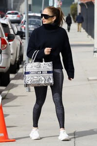 jennifer-lopez-heading-to-a-dance-studio-in-los-angeles-02-02-2023-6.jpg