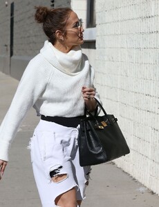 jennifer-lopez-in-ripped-denim-arrives-at-a-dance-studio-in-los-angeles-02-09-2023-2.jpg