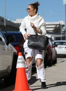 jennifer-lopez-in-ripped-denim-arrives-at-a-dance-studio-in-los-angeles-02-09-2023-3.jpg