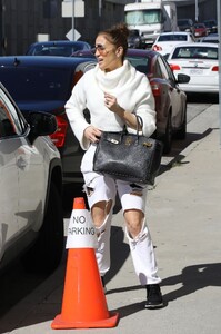 jennifer-lopez-in-ripped-denim-arrives-at-a-dance-studio-in-los-angeles-02-09-2023-6.jpg