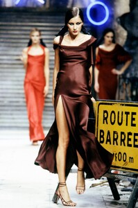 john-galliano-fw-1999-3.thumb.jpg.ce62e7baf4bf9c319f132c9c9cd66023.jpg