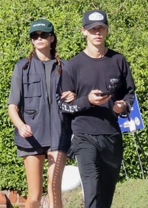 kaia-gerber-and-austin-butler-stroll-together-in-los-feliz-02-11-2023-1.jpg