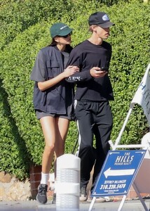 kaia-gerber-and-austin-butler-stroll-together-in-los-feliz-02-11-2023-3.jpg