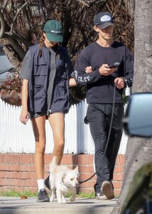 kaia-gerber-and-austin-butler-stroll-together-in-los-feliz-02-11-2023-5.jpg