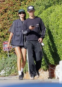 kaia-gerber-and-austin-butler-stroll-together-in-los-feliz-02-11-2023-6.jpg