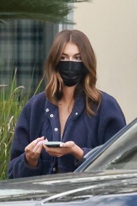 kaia-gerber-at-maru-coffee-in-los-feliz-01-07-2023-2.jpg