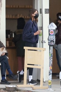 kaia-gerber-at-maru-coffee-in-los-feliz-01-07-2023-4.jpg